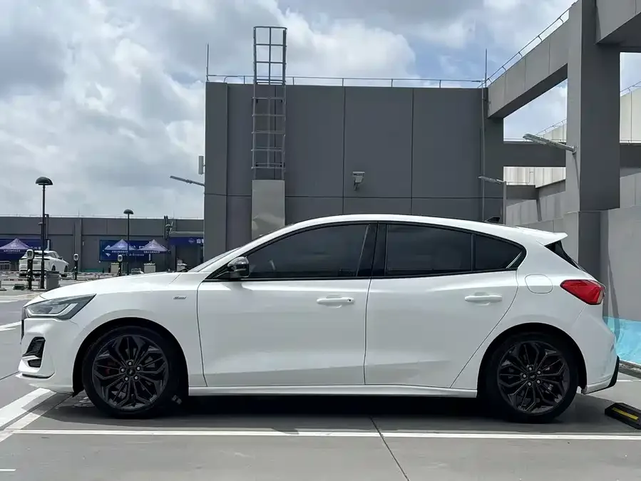 Ford Focus Focus 2022 hatchback EcoBoost 180 automatic ST Line 2022 — миниатюра 4