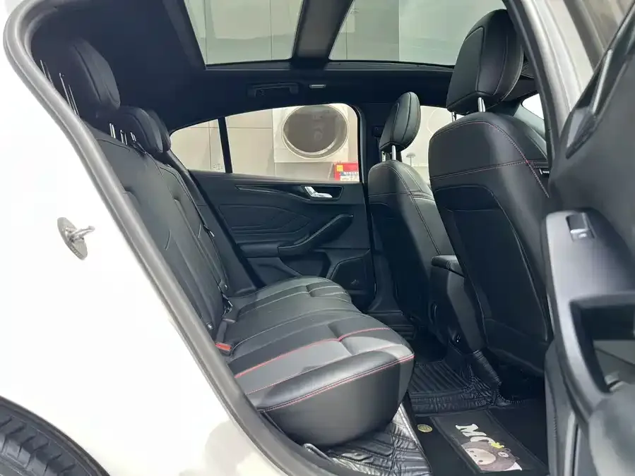 Ford Focus Focus 2022 hatchback EcoBoost 180 automatic ST Line 2022 — миниатюра 5