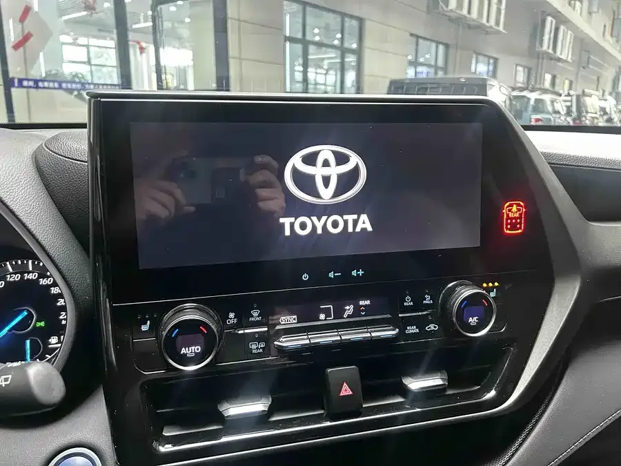 Toyota Highlander Highlander 2022 Dual Engine 2.5L 2WD Premium Edition 7 Seaters 2023 — миниатюра 3