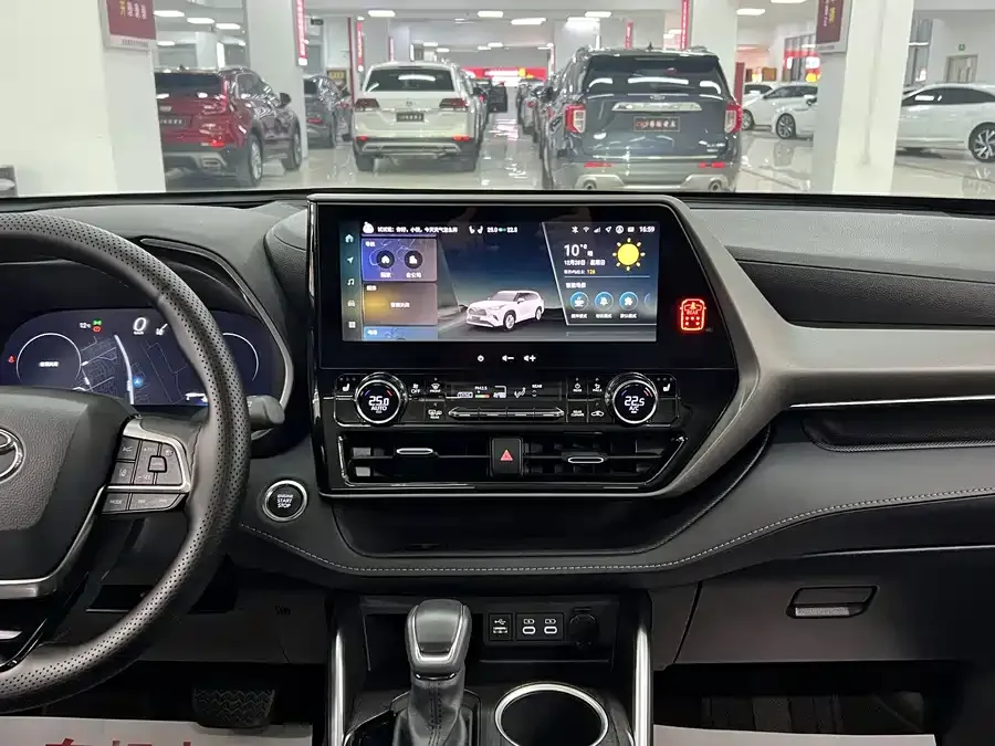 Toyota Highlander Highlander 2024 380T 4WD Premium Edition 7 Seaters 2025 — миниатюра 3