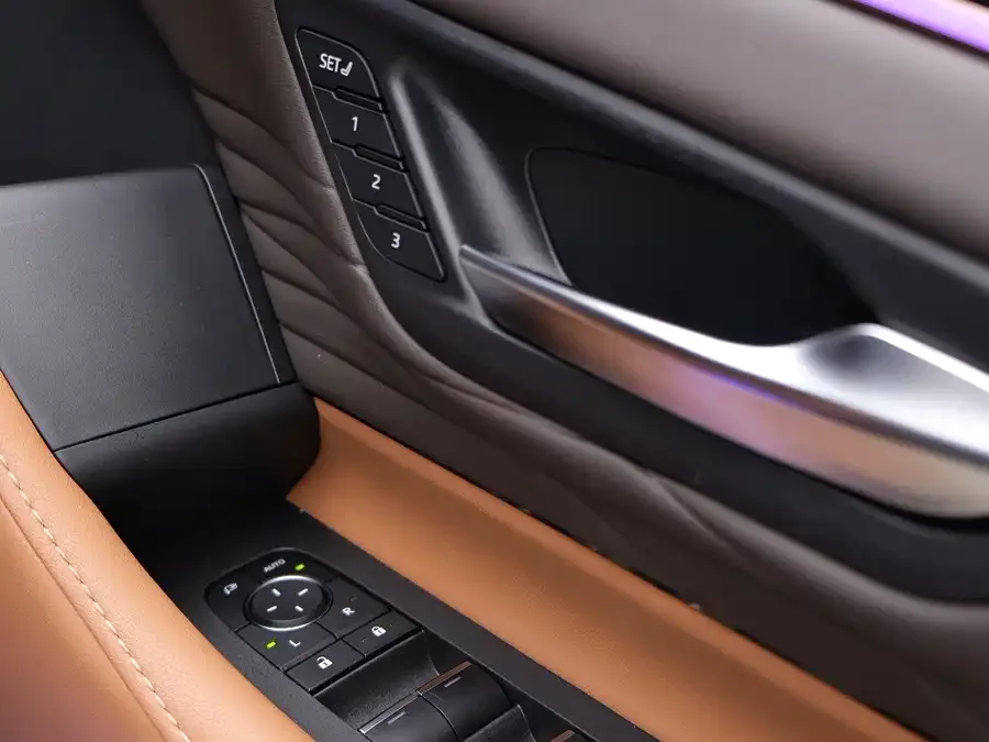 Toyota Crown Vellfire Vellfire 2025 Crown Hybrid 2.5L Ink Gold Executive Edition 2025 — миниатюра 4