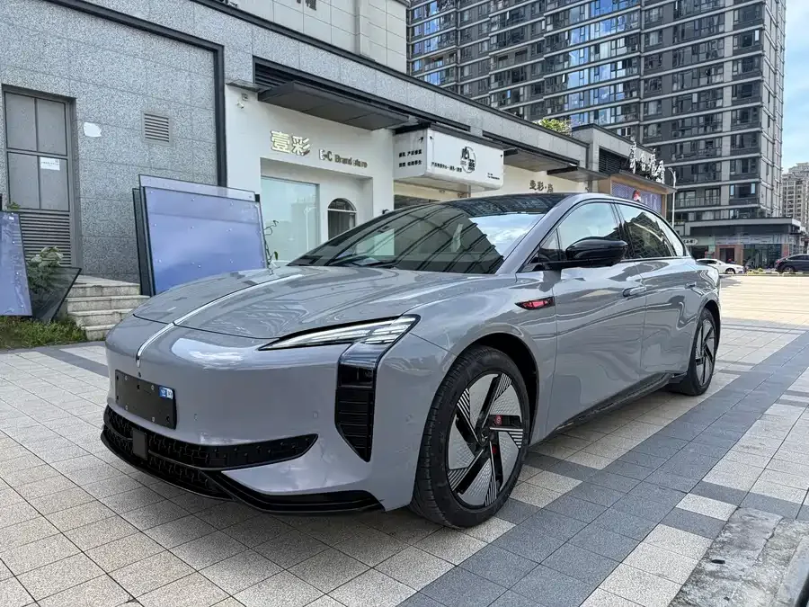 Hongqi EH7 2025