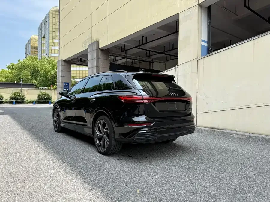 Audi Q5 e-tron 2023 40 e-tron Star Black Warrior Edition 2023 — миниатюра 3