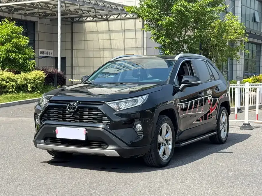 Toyota RAV4 RAV4 Rongfang 2022 2.0L CVT 2WD Fashion Edition 2022 — фото 1, купить с доставкой в Москву