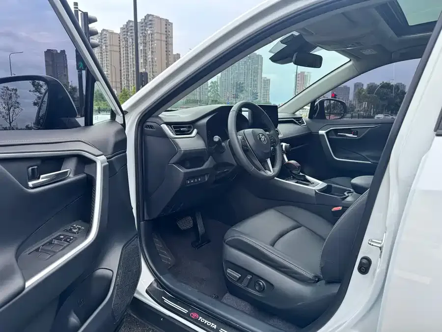 Toyota RAV4 RAV4 2023 2.0L CVT 2WD 20th Anniversary Platinum Edition 2024 — миниатюра 2