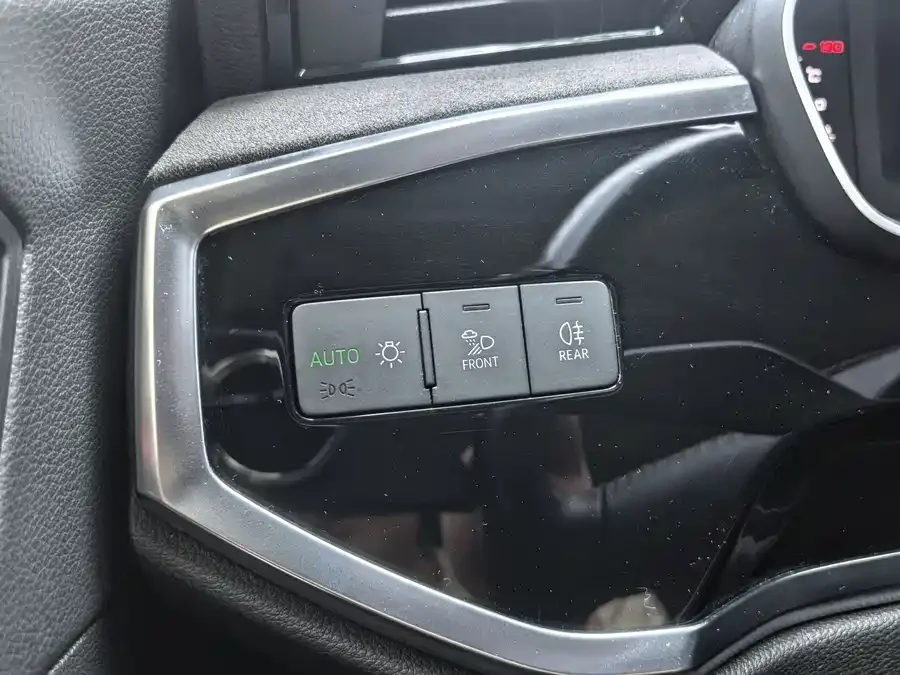 Audi Q3 2022 35 TFSI aggressive and dynamic model 2022 — миниатюра 3