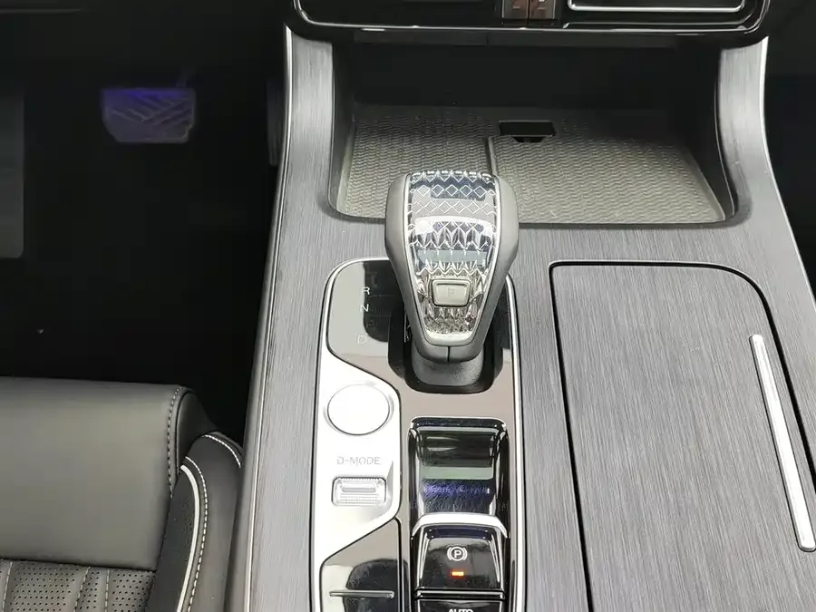 GAC Trumpchi GS8 Trumpchi GS8 2025 Pilot Series 2.0TGDI 2WD Luxury Edition 5 Seaters 2025 — миниатюра 4