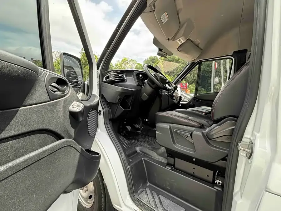 Jiangling Fushun Jiangling Fushun 2023 2.0T manual short-axle mid-top commercial multi-purpose passenger car 6 seats 2024 — миниатюра 2
