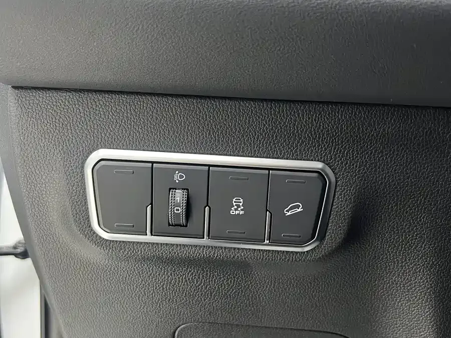Haval M6 Haval M6 2023 PLUS 1.5T DCT premium smart connected model 2023 — миниатюра 4