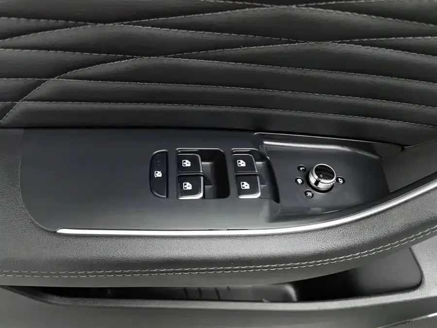 Hongqi HS5 Hongqi HS5 2022 facelift 2.0T Zhilian Qixiang Edition 2023 — миниатюра 3