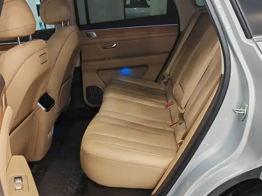 AITO M7 QM7 2024 1.5T RWD Plus Edition 5 Seaters 2023 — миниатюра 3