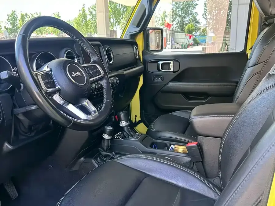 Jeep Wrangler New Energy Wrangler New Energy 2022 Four-Door 2.0T 4xe Sahara Fluorescent Yellow Limited Edition 2024 — миниатюра 2