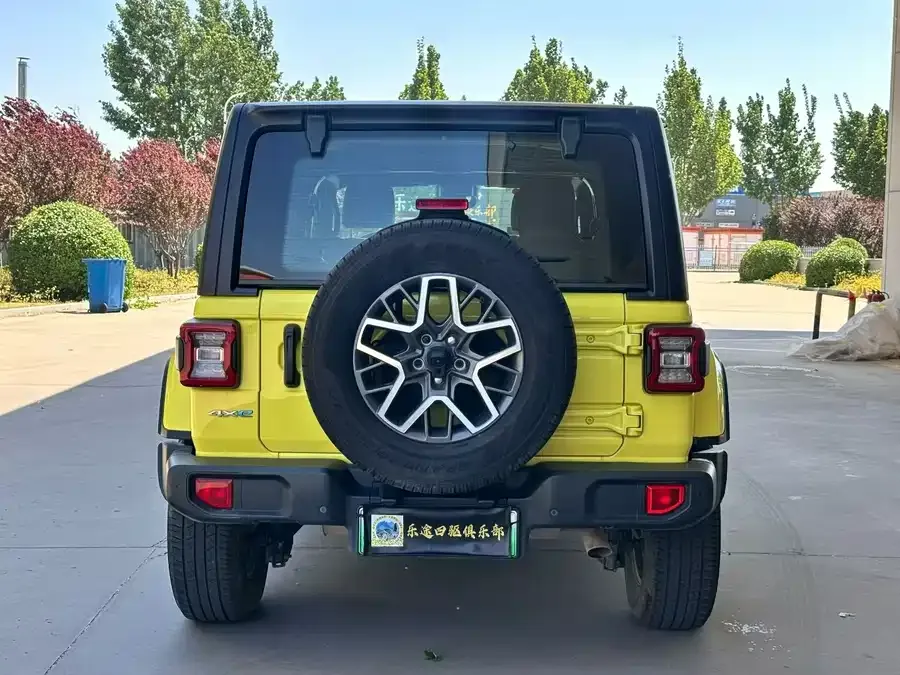Jeep Wrangler New Energy Wrangler New Energy 2022 Four-Door 2.0T 4xe Sahara Fluorescent Yellow Limited Edition 2024 — миниатюра 3