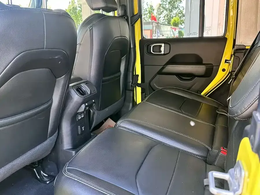Jeep Wrangler New Energy Wrangler New Energy 2022 Four-Door 2.0T 4xe Sahara Fluorescent Yellow Limited Edition 2024 — миниатюра 4