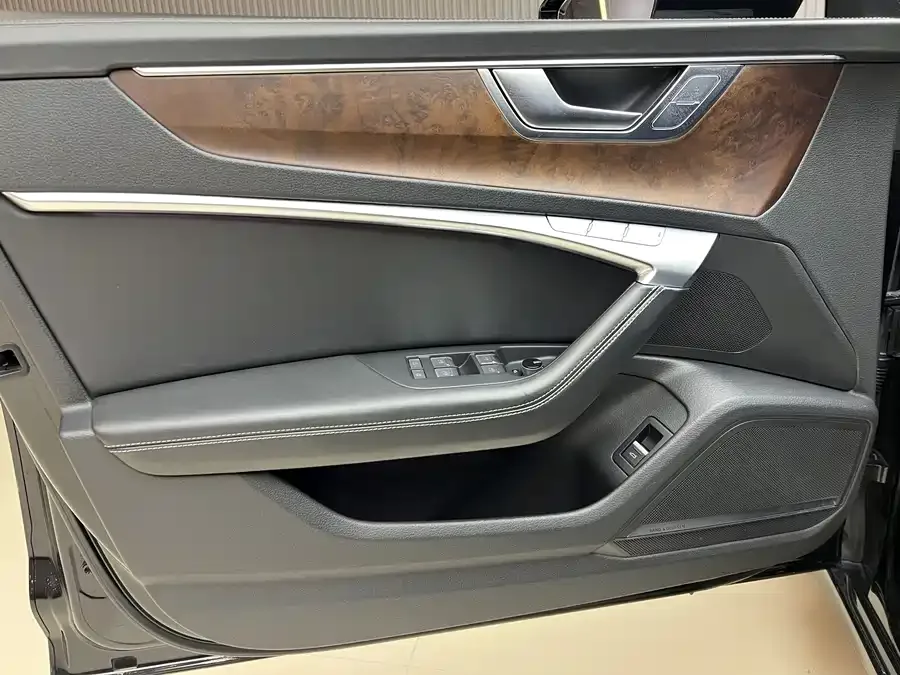 Audi A6L 2023 55 TFSI quattro exclusive dynamic model 2023 — миниатюра 3