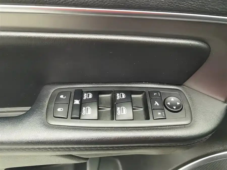 Jeep Commander Commander 2022 2.0T two-wheel drive luxury version 2022 — миниатюра 3