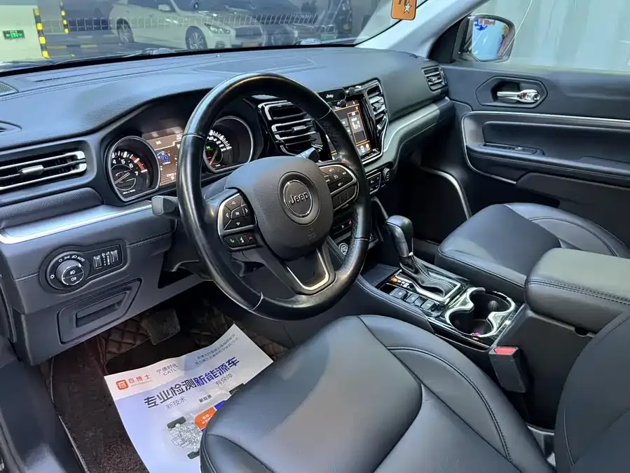 Jeep Commander Commander 2022 2.0T two-wheel drive luxury version 2022 — миниатюра 2