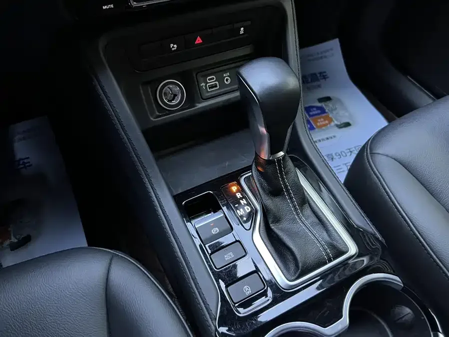 Jeep Commander Commander 2022 2.0T two-wheel drive luxury version 2022 — миниатюра 3