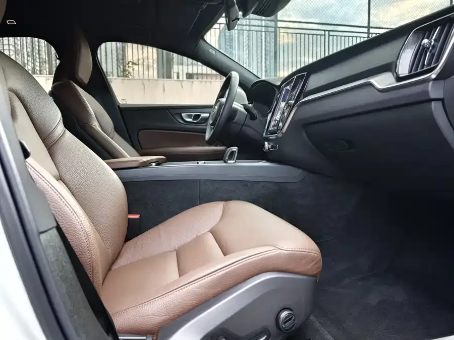 Volvo S60 2025 B4 Zhiyi Luxury Edition 2025 — миниатюра 3