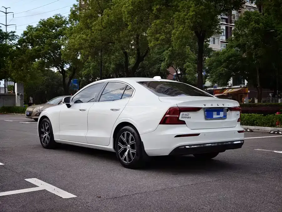 Volvo S60 2025 B4 Zhiyi Luxury Edition 2025 — миниатюра 4