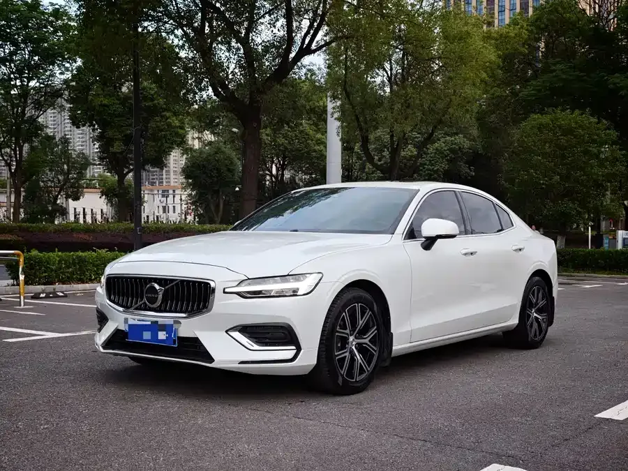 Volvo S60 2025 B4 Zhiyi Luxury Edition 2025 — фото 1, купить с доставкой в Москву