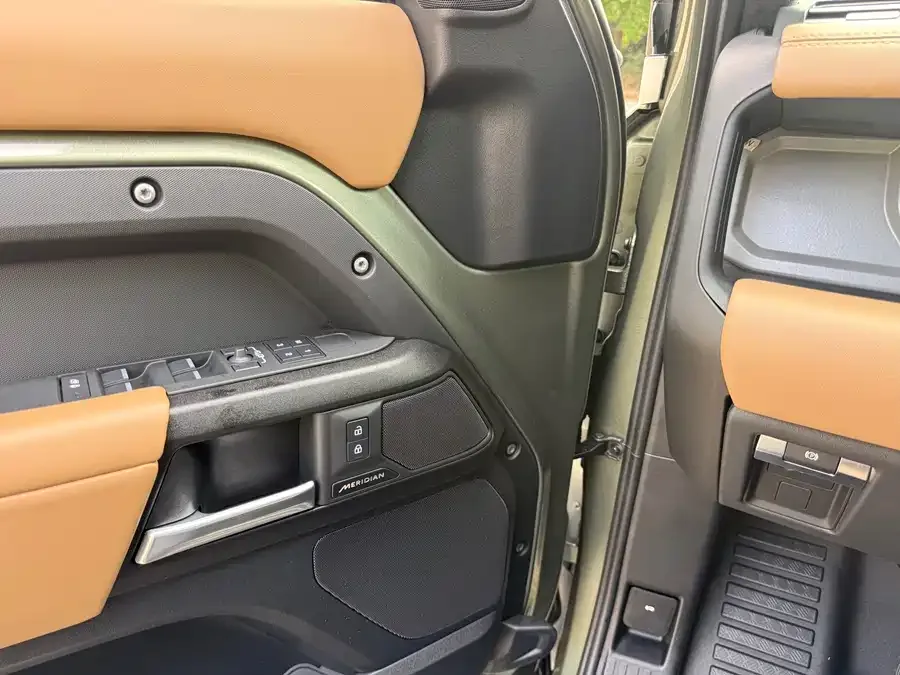 Land Rover guard Land Rover Defender 2025 110 3.0T P400 X-Dynamic HSE 2025 — миниатюра 3