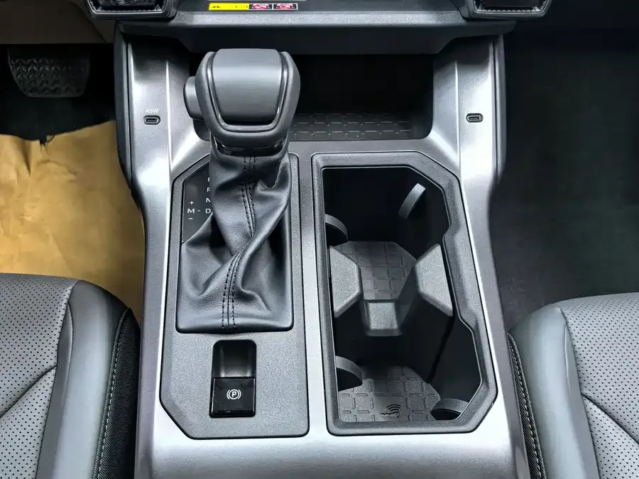 Toyota RAV4 2026 RAV4 2.0L AWD Luxury Edition 2026 — миниатюра 4