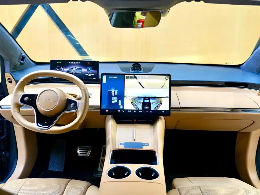 Smart world R7 Zhijie R7 2025 model with extended range of 331km Ultra 2025 — миниатюра 2