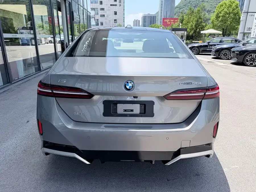 BMW i5 2024 eDrive 35L M Sport Package 2024 — миниатюра 3