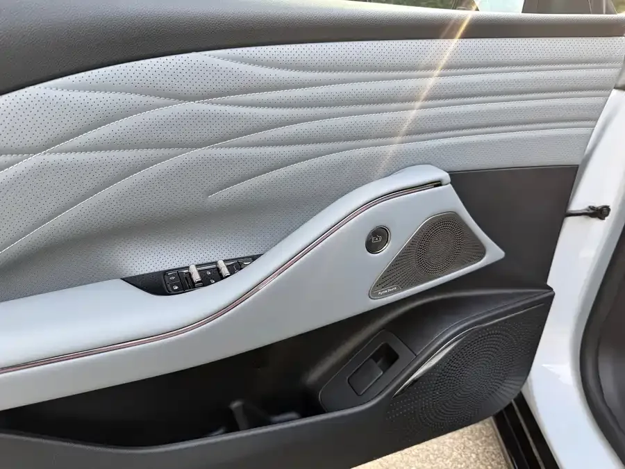Geely Galaxy E8 Galaxy E8 2025 700km Long-distance Intelligent Driving Edition 2025 — миниатюра 2