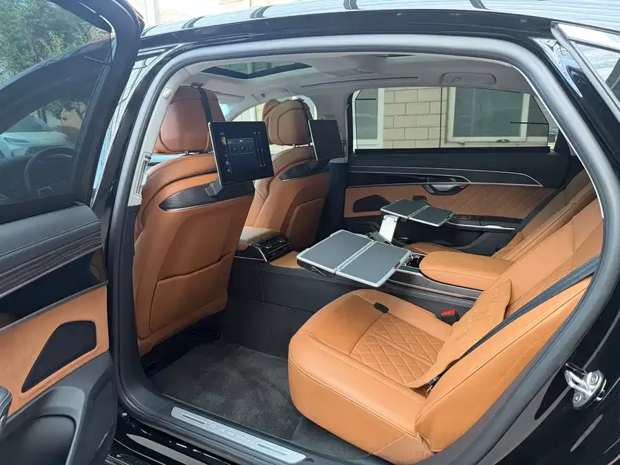 Audi A8 2024 A8L Horch Founders Edition Classic 2024 — миниатюра 4