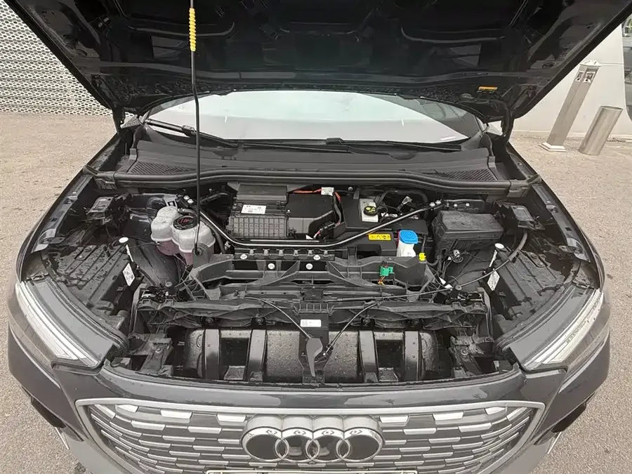 Audi Q4 e-tron 2024 40 e-tron Creative Edition 2025 — миниатюра 4