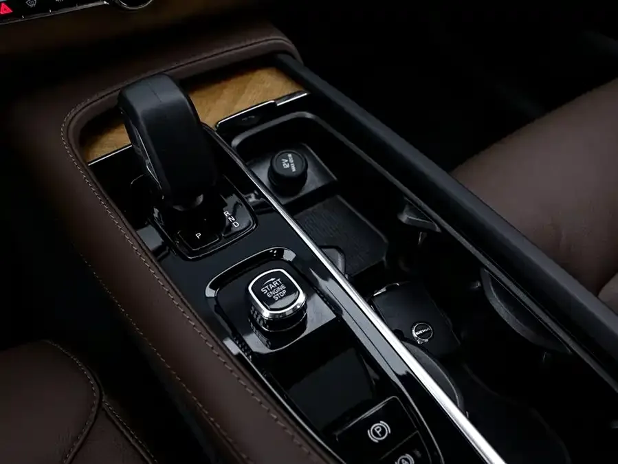 Volvo XC90 2024 B5 Smart Luxury Edition 5 Seaters 2024 — миниатюра 3