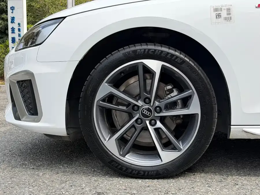 Audi a4 l 2025 2 million units Enjoyable Edition 40 TFSI Luxury Dynamic Edition 2025 — миниатюра 5