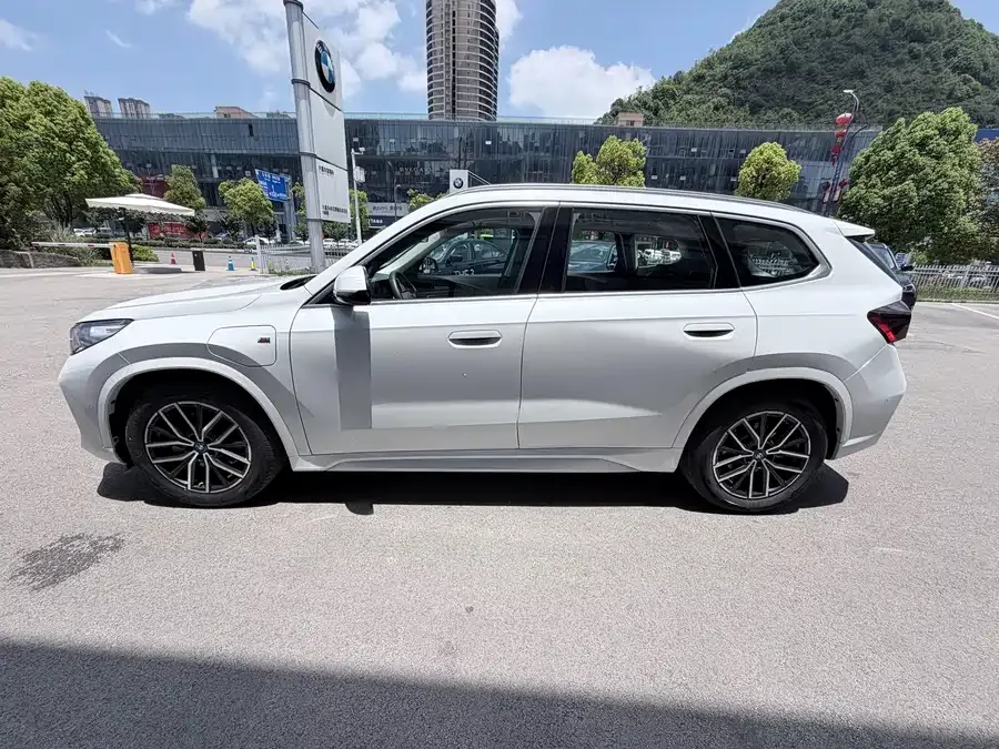 BMW iX1 2023 eDrive25L M Sport Package 2025 — миниатюра 4