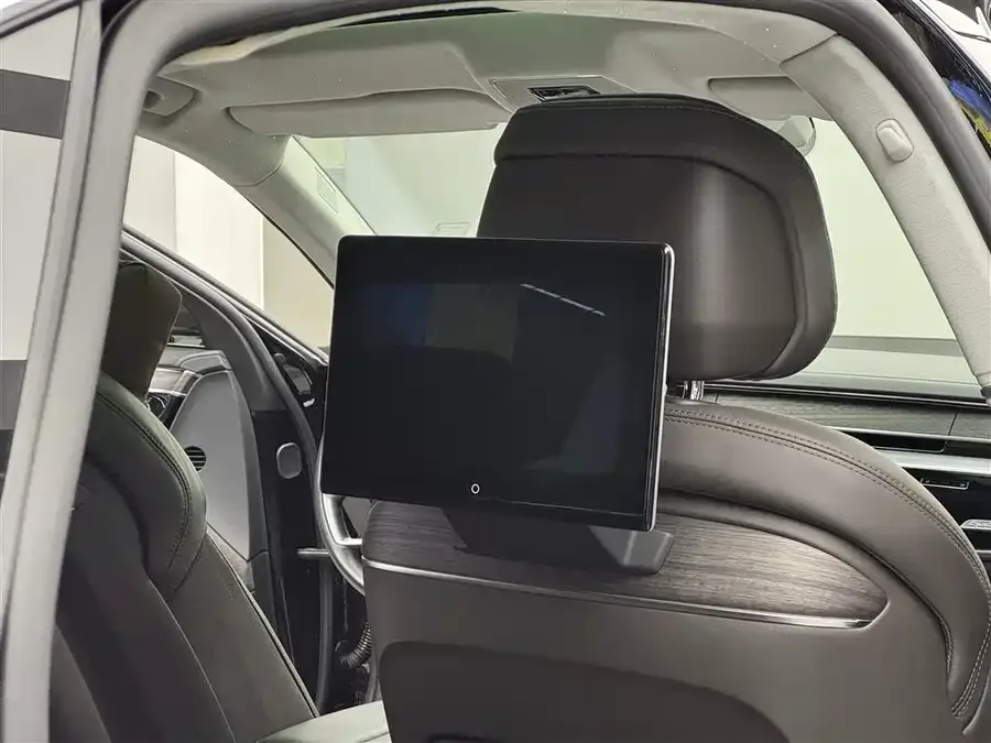 Audi A8 2023 A8L 55 TFSI quattro Flagship 2024 — миниатюра 3