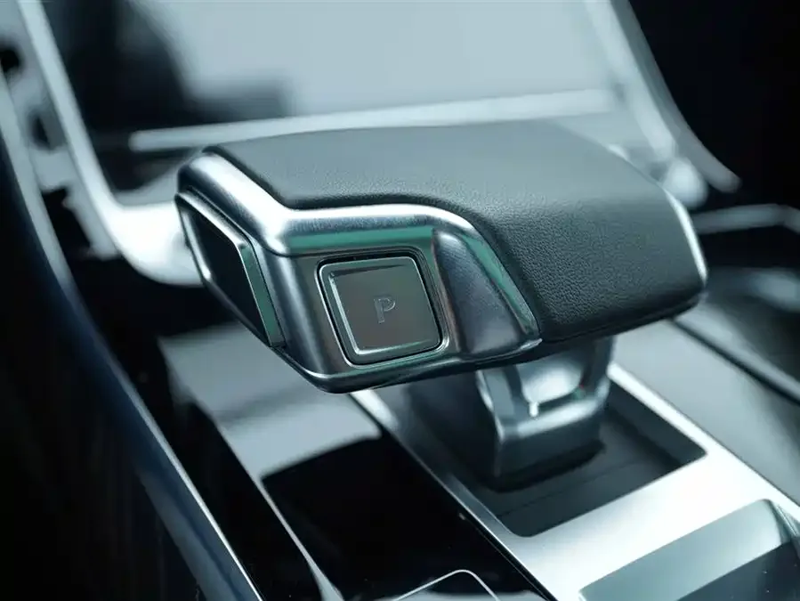 Audi A8 2023 A8L 45 TFSI quattro Luxury Edition 2023 — миниатюра 3