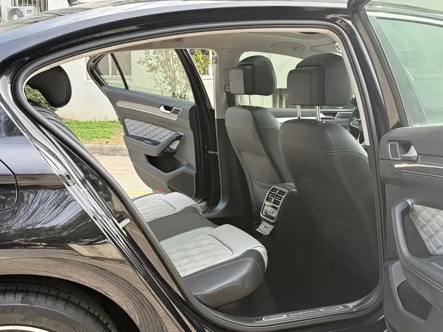 Volkswagen Magotan Magotan 2023 2 million commemorative edition 330TSI DSG leading model 2023 — миниатюра 3