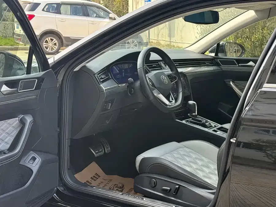 Volkswagen Magotan Magotan 2023 2 million commemorative edition 330TSI DSG leading model 2023 — миниатюра 5