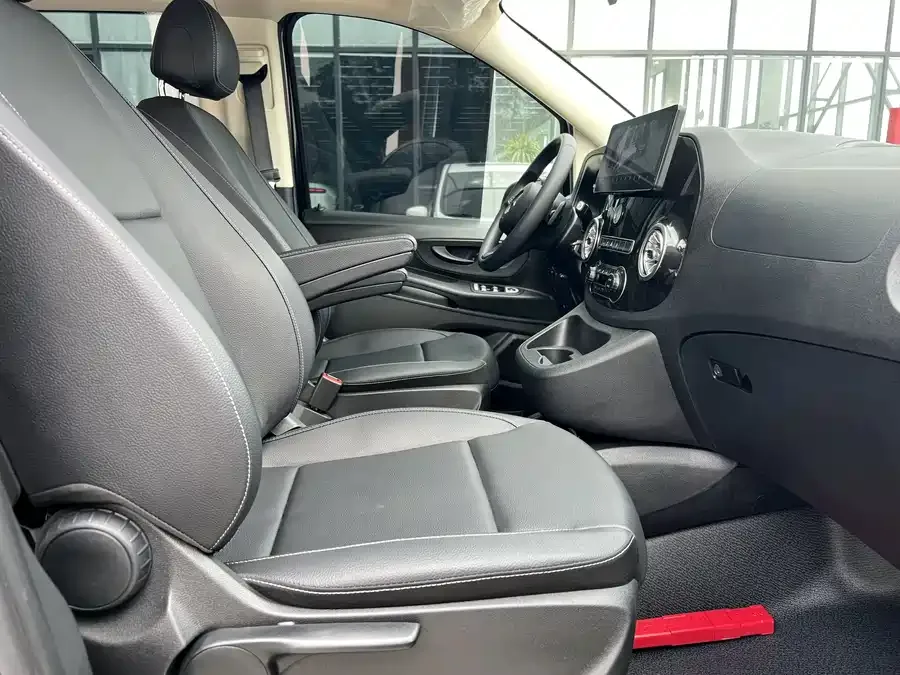 Mercedes-Benz Vito Vito 2023 2.0T Elite Edition 9 seats 2024 — миниатюра 2