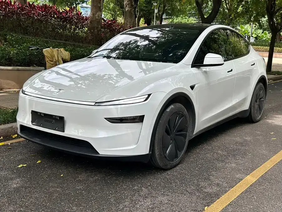 Tesla Model Y 2025