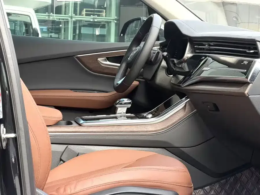 Audi Q7 2023 45 TFSI quattro S line sports model 2023 — миниатюра 2