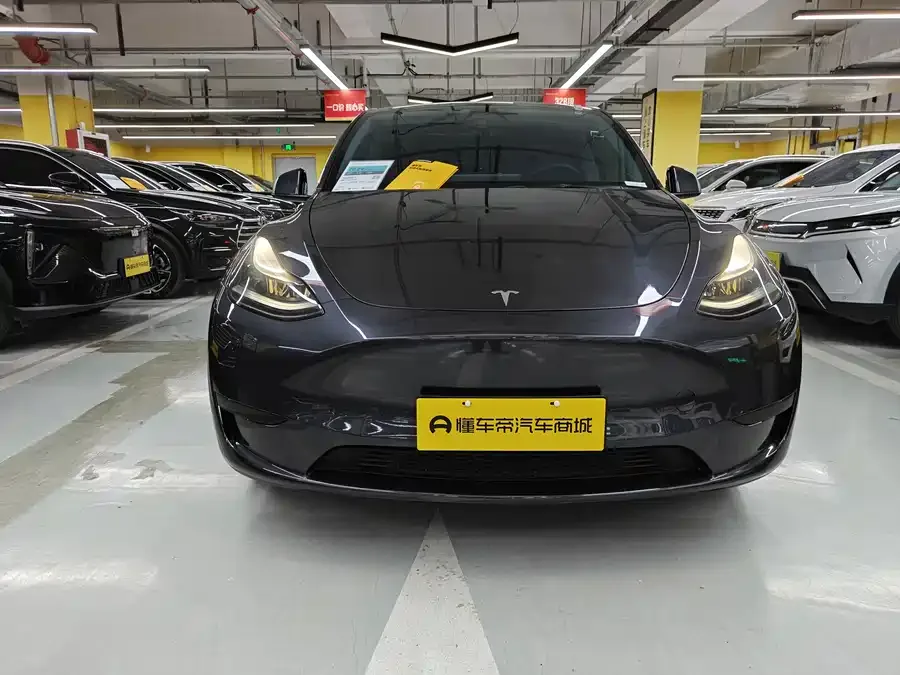 Tesla Model Y 2025