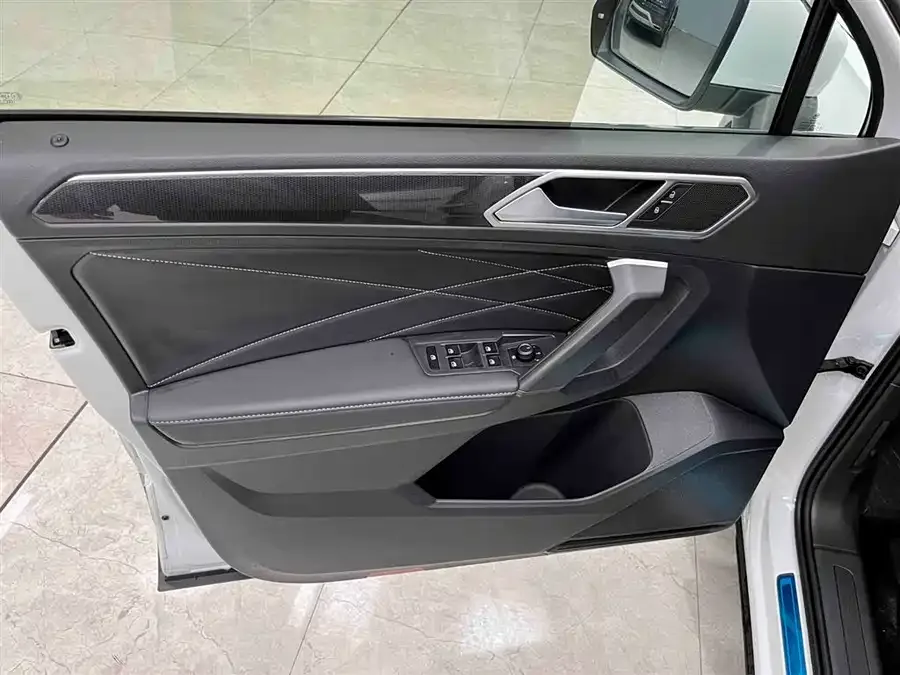 Volkswagen Tiguan L Tiguan L 2023 280TSI Automatic 2WD Trendy Limited Edition 2022 — миниатюра 3