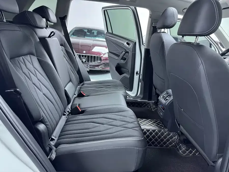 Volkswagen Tiguan L Tiguan L 2023 330TSI Automatic 2WD R-Line Enjoy Edition 2023 — миниатюра 4