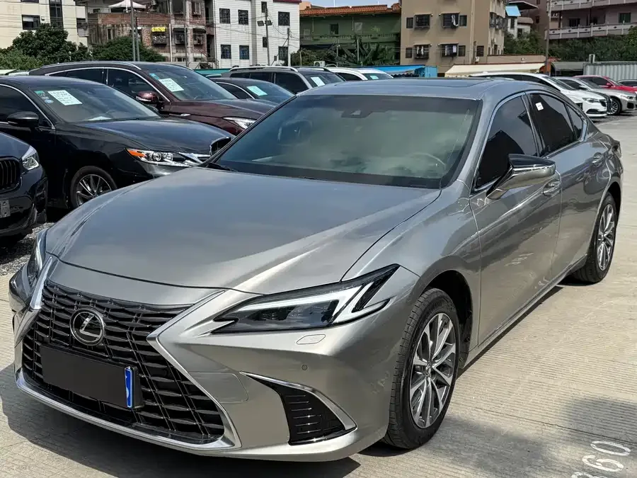 Lexus ES 2025