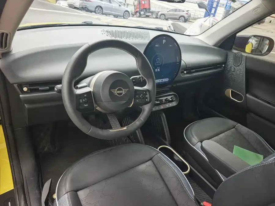 MINI electric COOPER Electric MINI COOPER 2024 456km COOPER E Classic 2024 — миниатюра 4