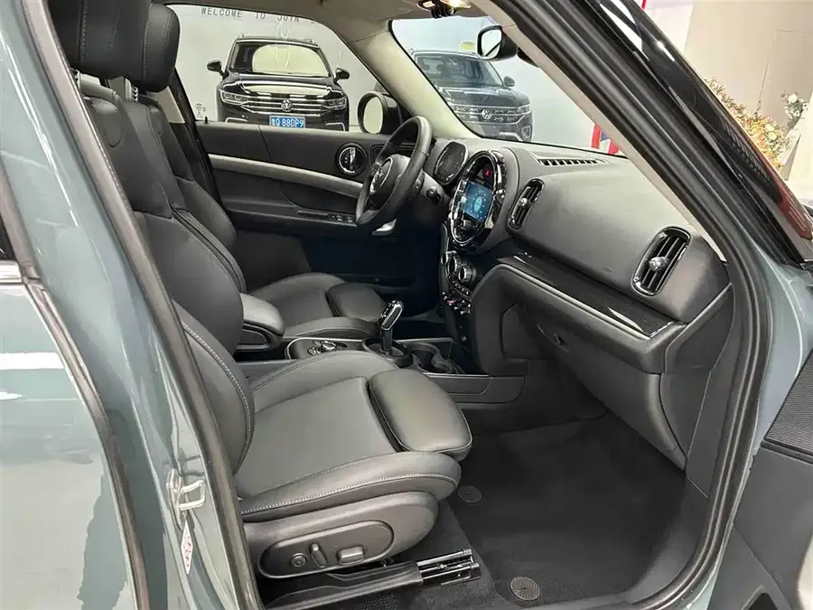 MINI Countryman MINI COUNTRYMAN 2023 facelift 1.5T COOPER ALL4 Connoisseur 2023 — миниатюра 4