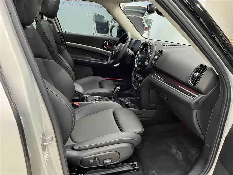 MINI Countryman MINI COUNTRYMAN 2023 1.5T COOPER ALL4 Connoisseur 2022 — миниатюра 4