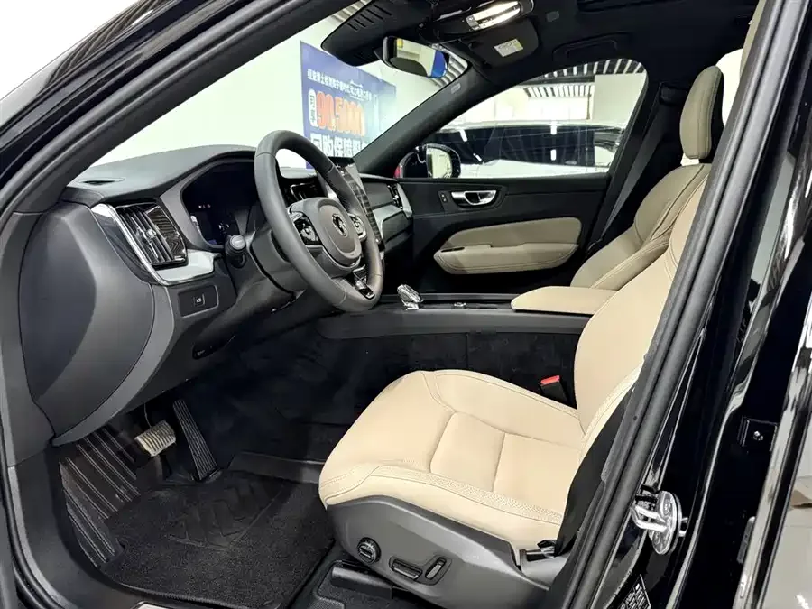 Volvo XC60 2026 B5 4WD Zhiyi Luxury Edition 2026 — миниатюра 3